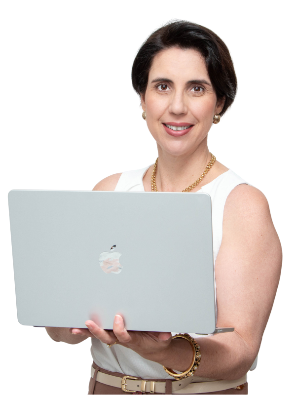 Silvana Fanni segura um notebook com um sorriso acolhedor, simbolizando o trabalho conectado e humano no marketing.